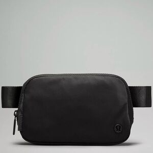 Lululemon everywhere belt bag in black